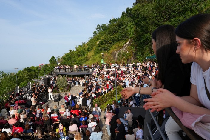 2d4237dd-8399-41c3-a49b-37658b401f45