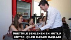 ÜRETİMLE ŞENLENEN EN MUTLU KÖY’DE, ÇİLEK HASADI BAŞLADI