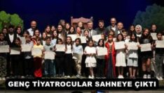 GENÇ TİYATROCULAR SAHNEYE ÇIKTI