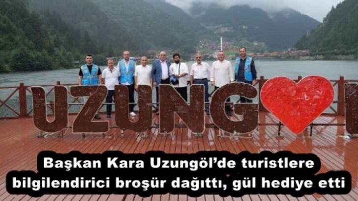 Başkan Kara Uzungöl’de turistlere bilgilendirici broşür dağıttı, gül hediye etti