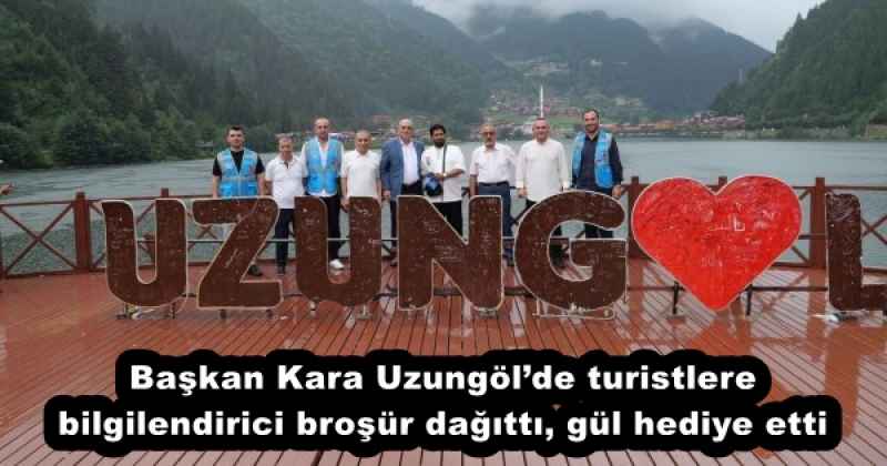 Başkan Kara Uzungöl’de turistlere bilgilendirici broşür dağıttı, gül hediye etti