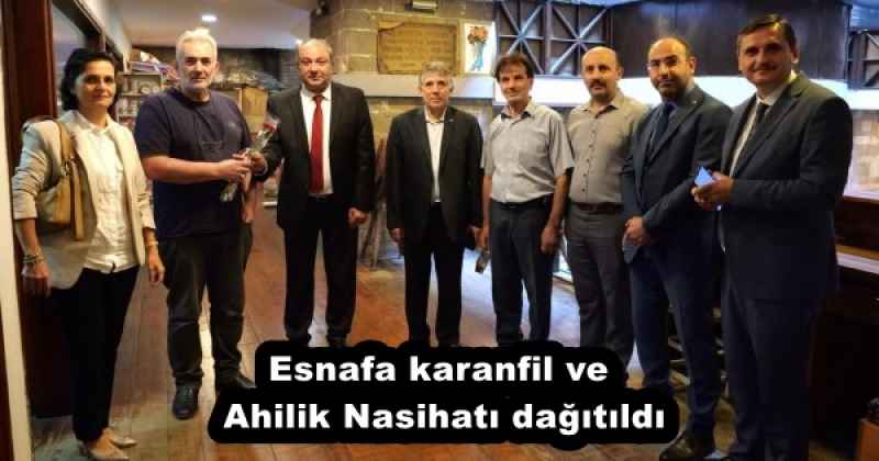 Esnafa karanfil ve Ahilik Nasihatı dağıtıldı