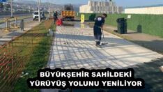 BÜYÜKŞEHİR SAHİLDEKİ YÜRÜYÜŞ YOLUNU YENİLİYOR 