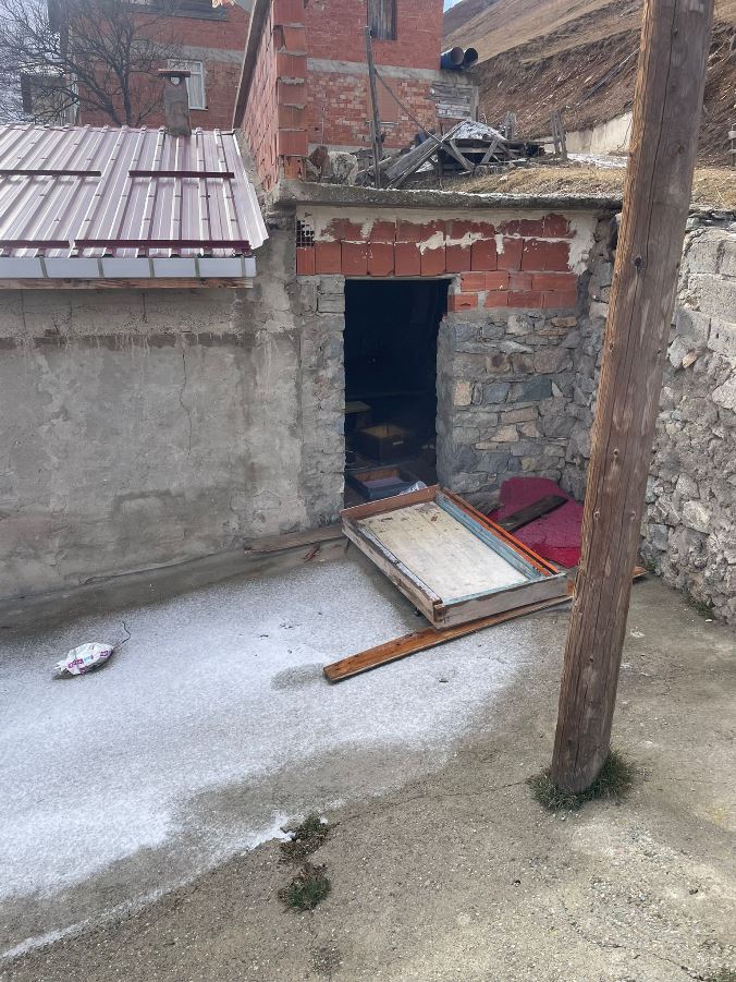 eskyce_koyunde_ayi_evde_buyuk_hasar_verdy_2