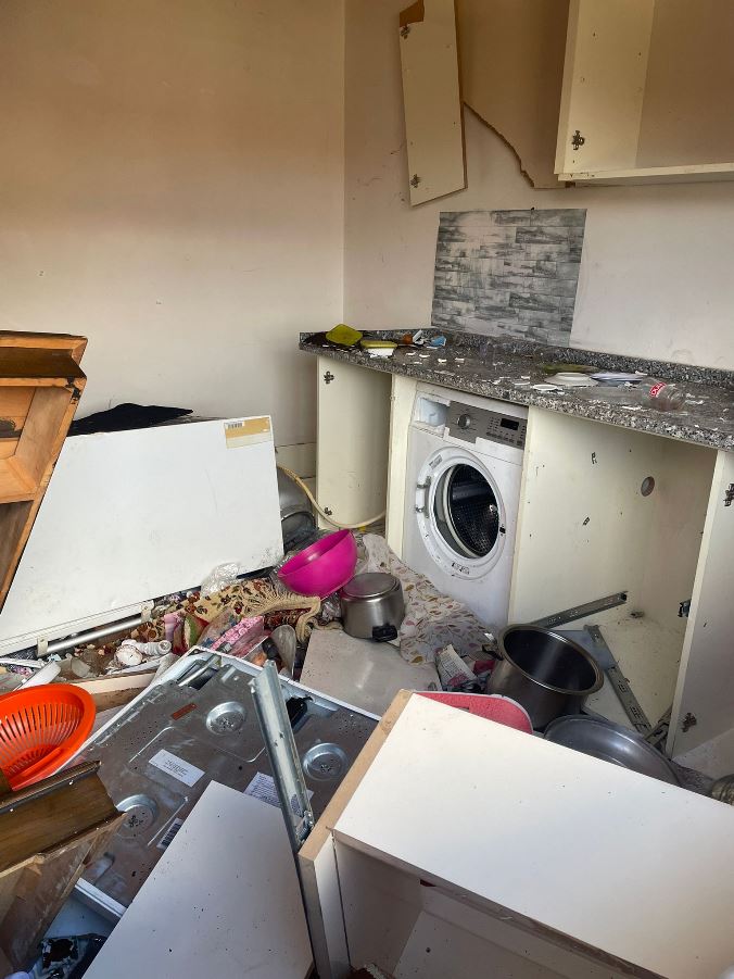 eskyce_koyunde_ayi_evde_buyuk_hasar_verdy_3