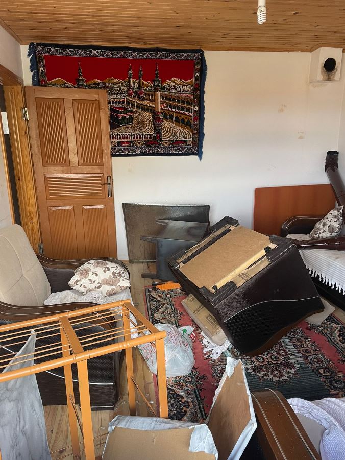 eskyce_koyunde_ayi_evde_buyuk_hasar_verdy_5