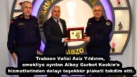 Trabzon Valisi Aziz Yıldırım, emekliye ayrılan Albay Gurbet Keskin’e hizmetlerinden dolayı teşekkür plaketi takdim etti.