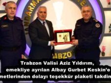 Trabzon Valisi Aziz Yıldırım, emekliye ayrılan Albay Gurbet Keskin’e hizmetlerinden dolayı teşekkür plaketi takdim etti.