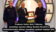Trabzon Valisi Aziz Yıldırım, emekliye ayrılan Albay Gurbet Keskin’e hizmetlerinden dolayı teşekkür plaketi takdim etti.