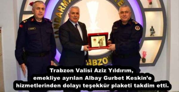 Trabzon Valisi Aziz Yıldırım, emekliye ayrılan Albay Gurbet Keskin’e hizmetlerinden dolayı teşekkür plaketi takdim etti.