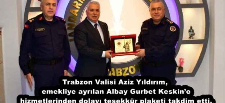 Trabzon Valisi Aziz Yıldırım, emekliye ayrılan Albay Gurbet Keskin’e hizmetlerinden dolayı teşekkür plaketi takdim etti.