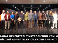 AKÇAABAT BELEDİYESİ TİYATROSU’NUN YENİ OYUNU “VARİLDEKİ ADAM” İZLEYİCİLERDEN TAM NOT ALDI