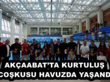 AKÇAABAT’TA KURTULUŞ COŞKUSU HAVUZDA YAŞANDI