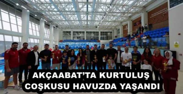 AKÇAABAT’TA KURTULUŞ COŞKUSU HAVUZDA YAŞANDI