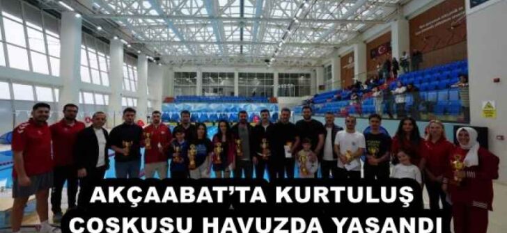 AKÇAABAT’TA KURTULUŞ COŞKUSU HAVUZDA YAŞANDI