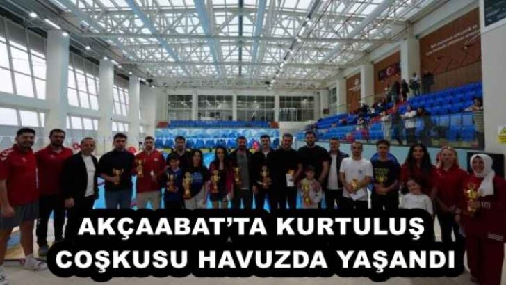 AKÇAABAT’TA KURTULUŞ COŞKUSU HAVUZDA YAŞANDI