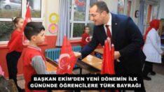 BAŞKAN EKİM’DEN YENİ DÖNEMİN İLK GÜNÜNDE ÖĞRENCİLERE TÜRK BAYRAĞI