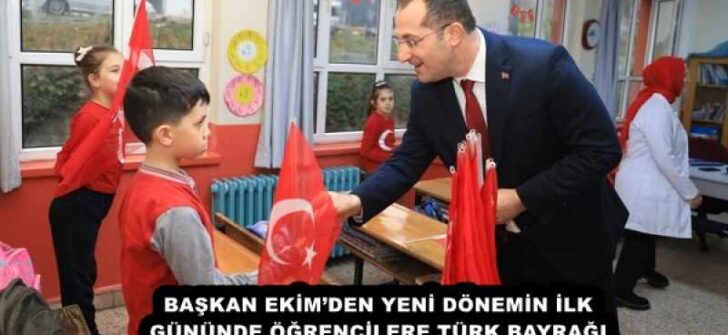 BAŞKAN EKİM’DEN YENİ DÖNEMİN İLK GÜNÜNDE ÖĞRENCİLERE TÜRK BAYRAĞI