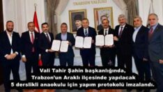 Vali Tahir Şahin başkanlığında, Trabzon’un Araklı ilçesinde yapılacak 5 derslikli anaokulu için yapım protokolü imzalandı.