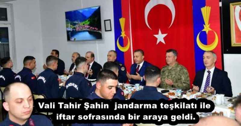 vali_tahir_sahin_jandarma_teskilati_ile_iftar_sofrasinda_bir_araya_geldi_h57301_ec3f4 Vali Tahir Şahin jandarma teşkilatı ile iftar sofrasında bir araya geldi.