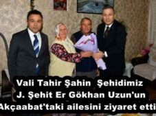 Vali Tahir Şahin Şehidimiz J. Şehit Er Gökhan Uzun’un Akçaabat’taki ailesini ziyaret etti. 