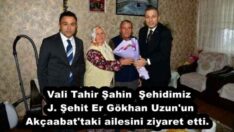 Vali Tahir Şahin Şehidimiz J. Şehit Er Gökhan Uzun’un Akçaabat’taki ailesini ziyaret etti. 
