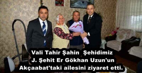 Vali Tahir Şahin Şehidimiz J. Şehit Er Gökhan Uzun’un Akçaabat’taki ailesini ziyaret etti. 