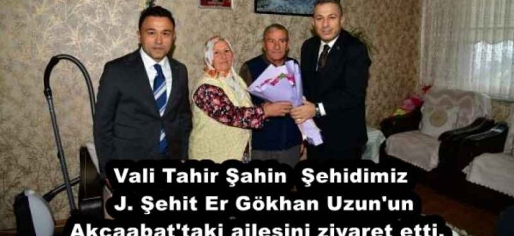 Vali Tahir Şahin Şehidimiz J. Şehit Er Gökhan Uzun’un Akçaabat’taki ailesini ziyaret etti. 