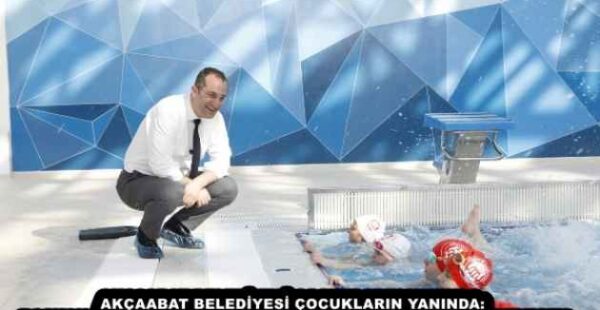 AKÇAABAT BELEDİYESİ ÇOCUKLARIN YANINDA: BAŞKAN EKİM YÜZME KURSUNDA MİNİK KURSİYERLERLE BULUŞTU