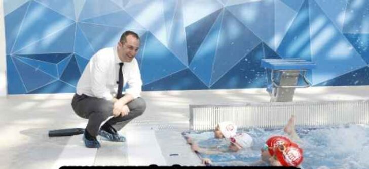 AKÇAABAT BELEDİYESİ ÇOCUKLARIN YANINDA: BAŞKAN EKİM YÜZME KURSUNDA MİNİK KURSİYERLERLE BULUŞTU