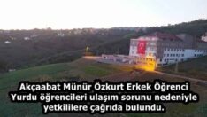 Akçaabat Münür Özkurt Erkek Öğrenci Yurdu öğrencileri ulaşım sorunu nedeniyle yetkililere çağrıda bulundu.