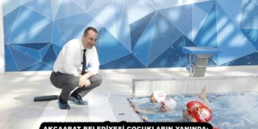 akcaabat_belediyesi_cocuklarin_yaninda_baskan_ekim_yuzme_kursunda_minik_kursiyerlerle_bulustu_h57833_bd8b2